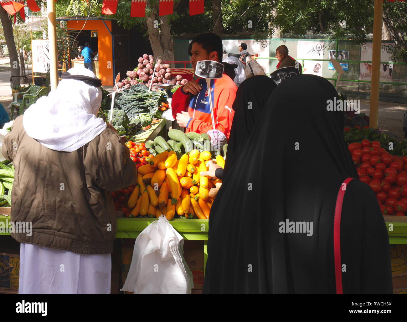 Gli amanti dello shopping al mercato di agricoltori, svoltasi presso il giardino botanico in Budaiya, Regno del Bahrein Foto Stock