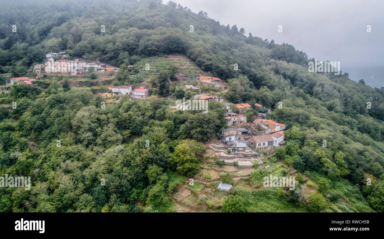 Nogueira do Miño piccolo villaggio galiziano tra la nebbia sulla cima di una collina. Foto Stock