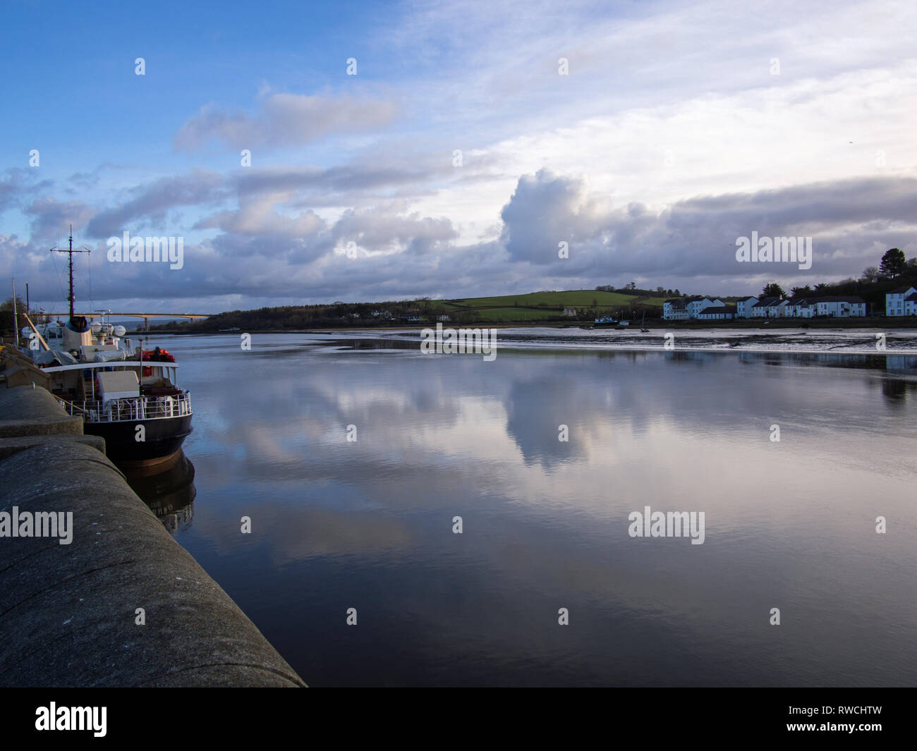 Il bellissimo fiume Torridge passando attraverso la deliziosa cittadina di Devon di Bideford Foto Stock