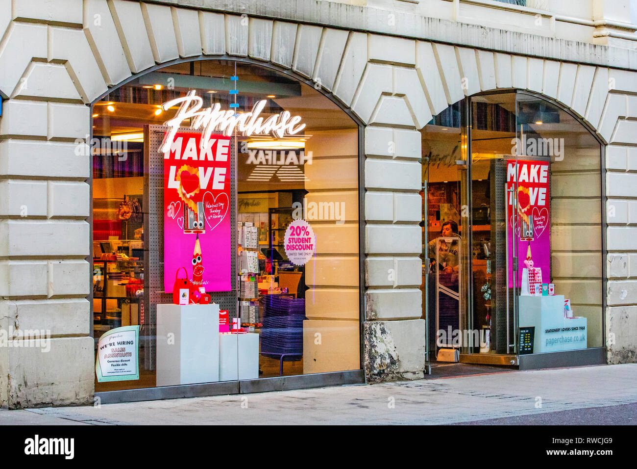 LEEDS, Regno Unito - 29 gennaio 2019. Paperchase negozio di fronte e al di fuori di segno Paperchase card shop a Leeds. Foto Stock