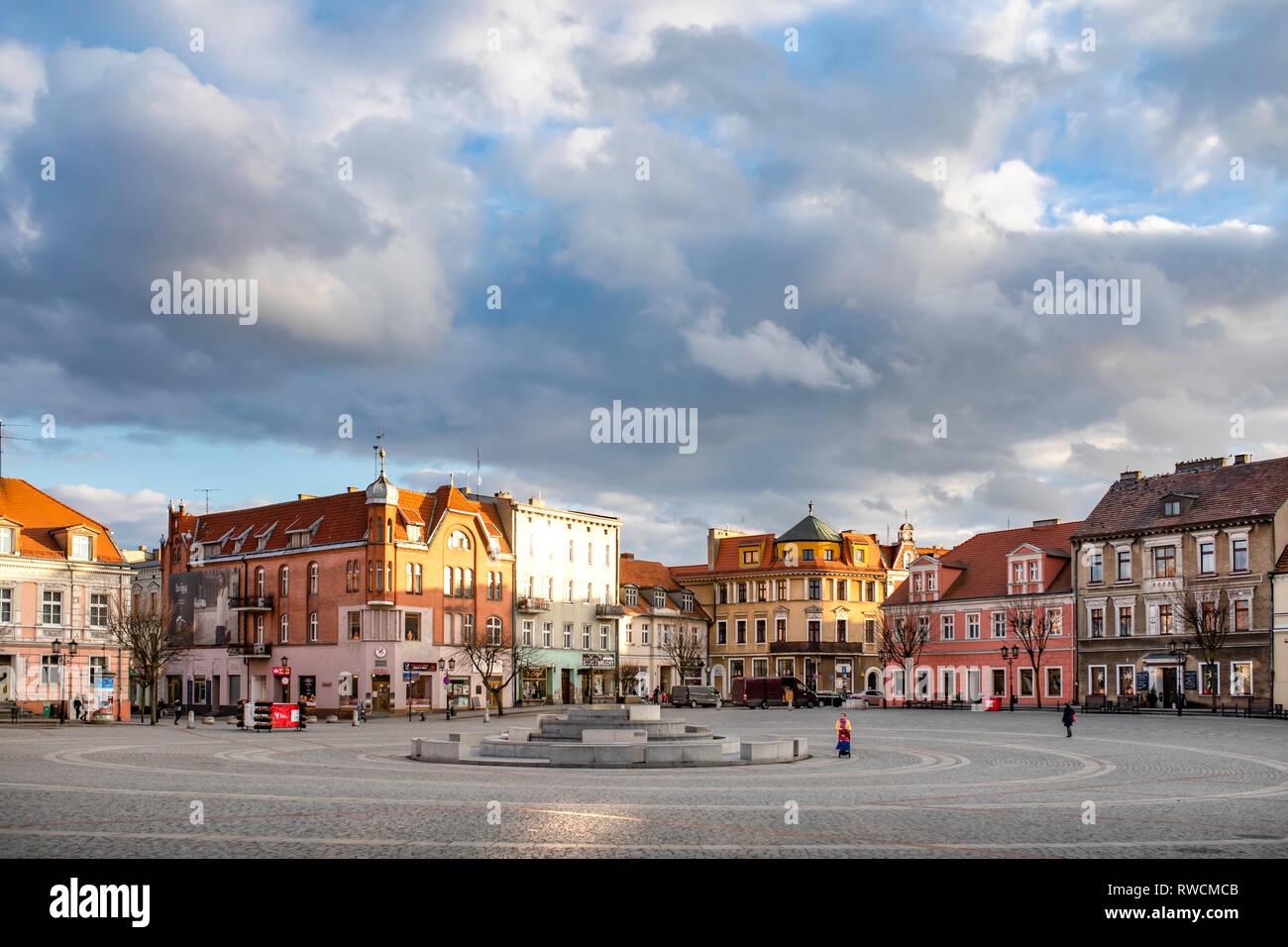 Gniezno / Polonia - cityscape, vista al centro di architettura. La piazza centrale. Foto Stock