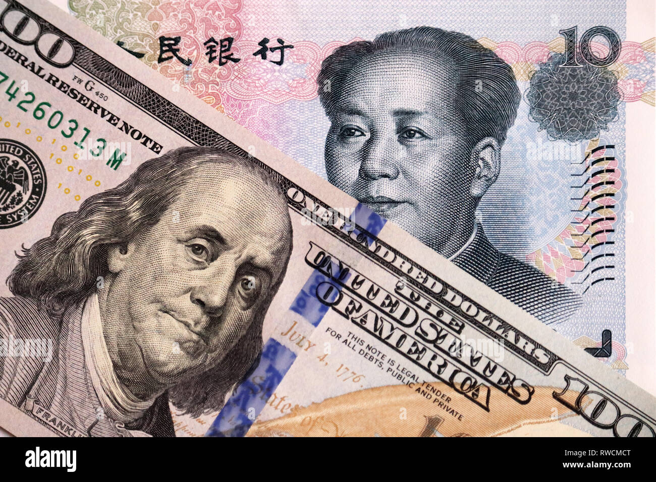 Dollaro e yuan cinese. Concetto di guerra commerciale tra la Cina e gli Stati Uniti d'America, investimenti ed economia Foto Stock