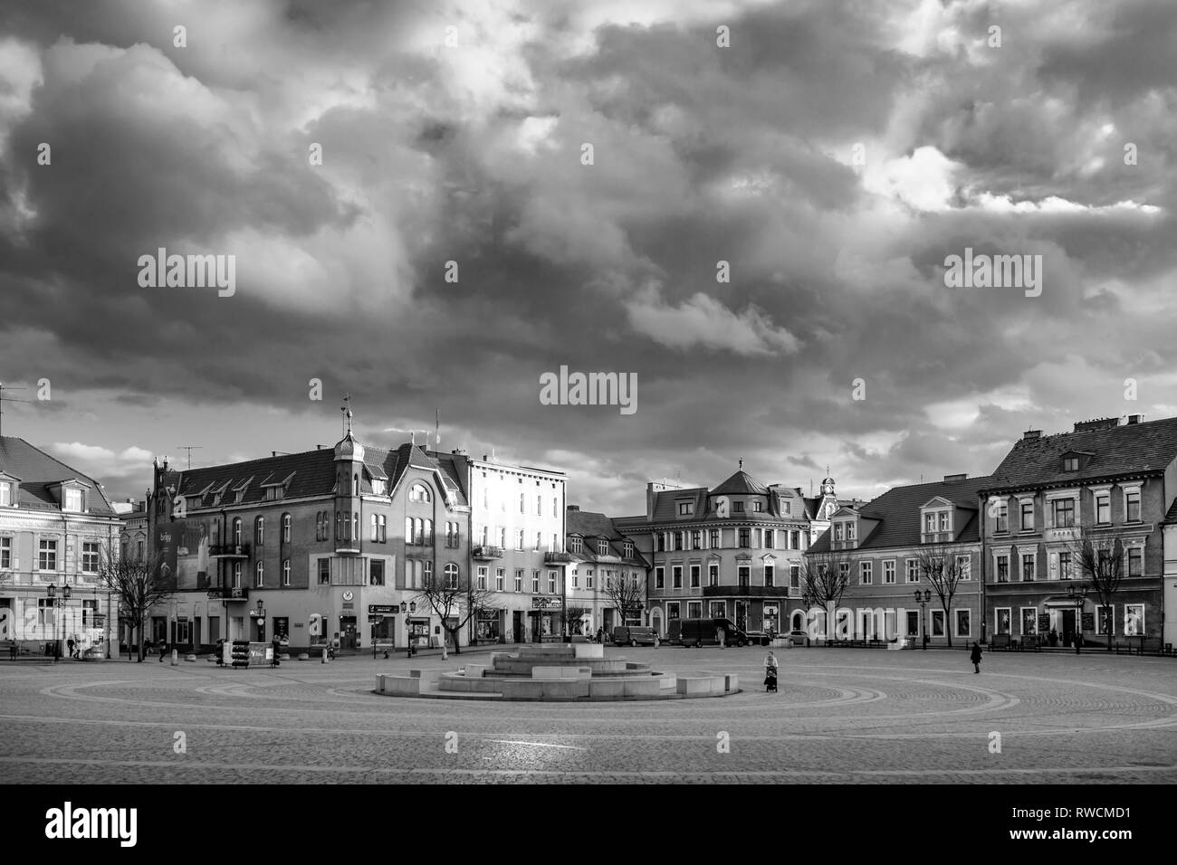 Gniezno / Polonia - cityscape, vista al centro di architettura. La piazza centrale. Foto Stock