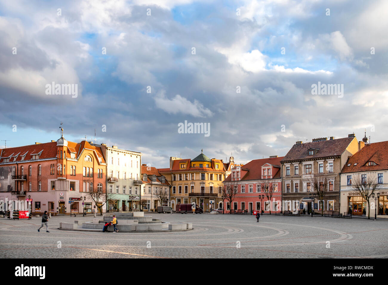 Gniezno / Polonia - cityscape, vista al centro di architettura. La piazza centrale. Foto Stock