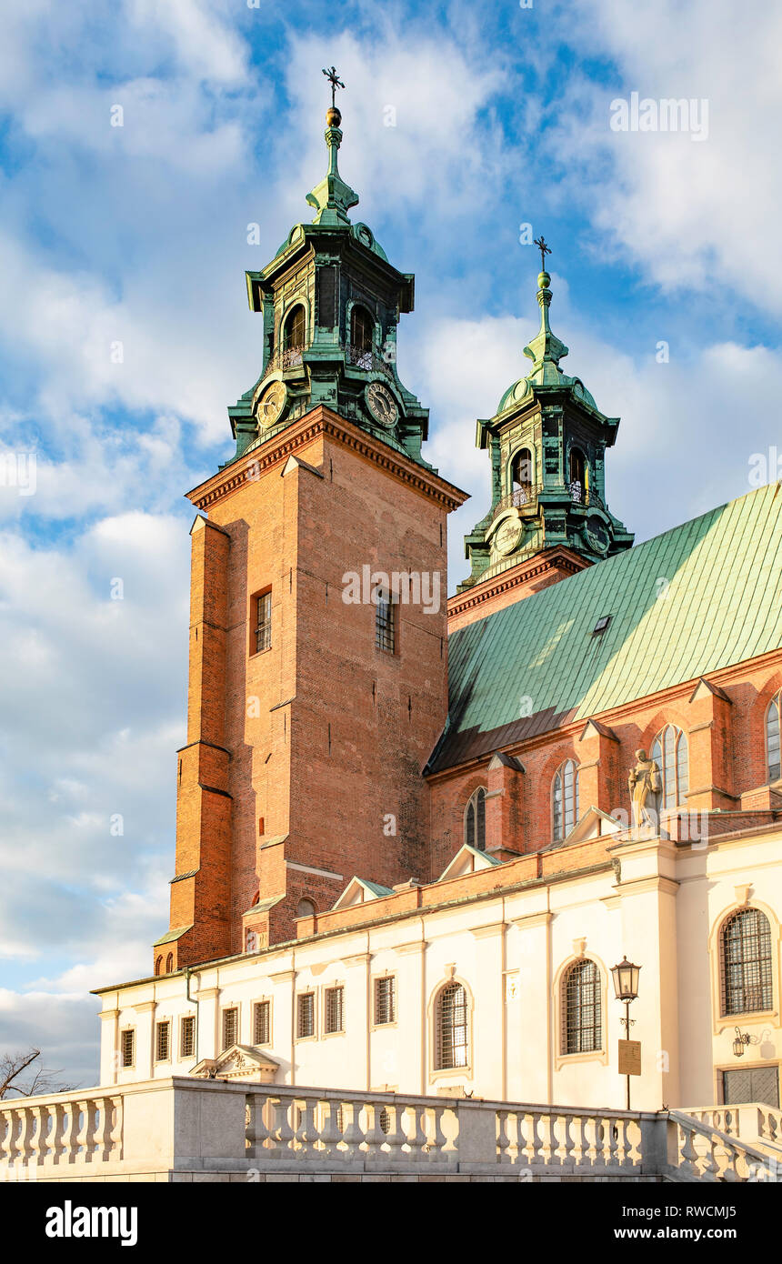 Gniezno - cityscape, vista sulla cattedrale gotica. Architettura medievale in Polonia. Foto Stock