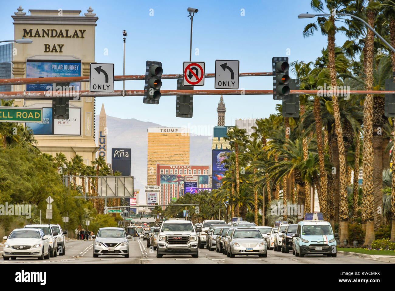 LAS VEGAS, NEVADA, STATI UNITI D'AMERICA - Febbraio 2019: il traffico in direzione sud su Las Vegas Boulevard arrestata in corrispondenza di segnali di traffico in corrispondenza di una intersezione. Foto Stock