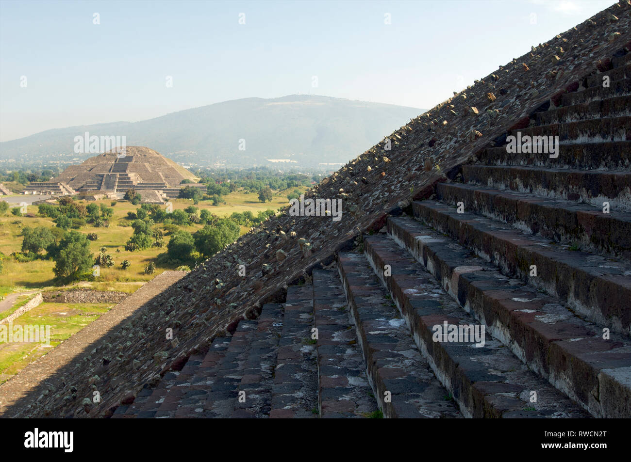 La Piramide della Luna in lontananza si vede dalla Piramide del Sole a Teotihuacan nel Vaslley del Messico in Messico Foto Stock