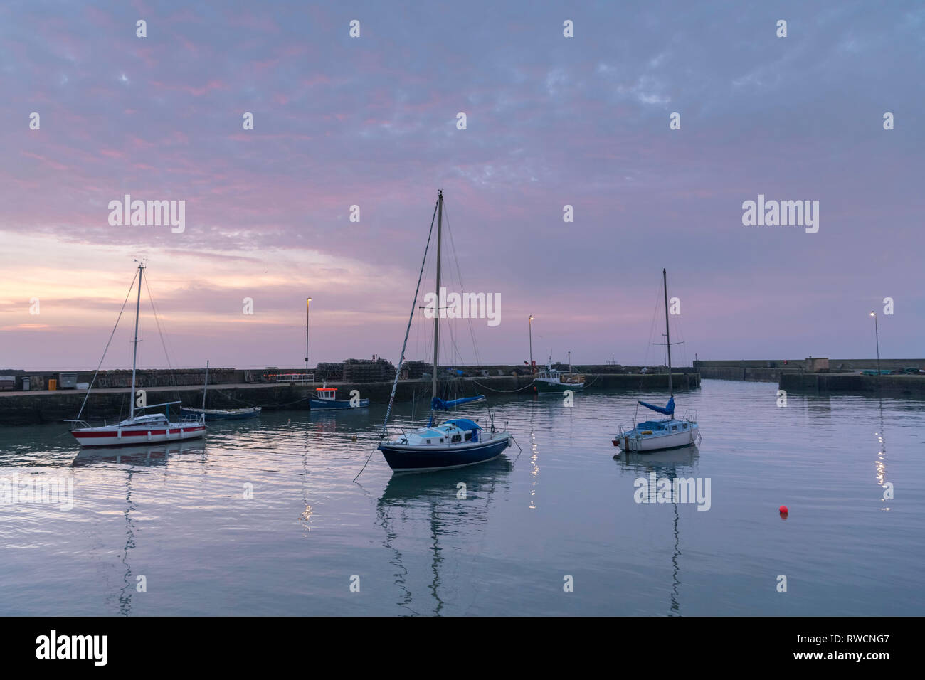 Barche ormeggiate nel porto nel villaggio di pescatori di Gourdon all alba di una tranquilla mattina Foto Stock