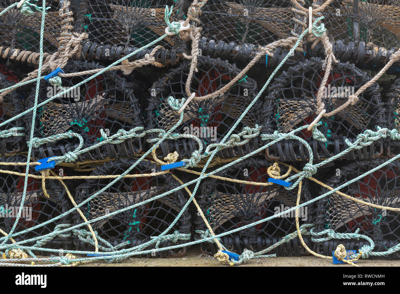 Cantre con corda accatastati nel porto di una pesca scozzese Village Foto Stock