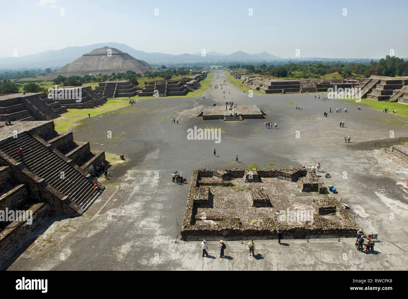Vista dei turisti sul Viale dei Morti e la Piramide del sole e a Teotihuacan, Messico Foto Stock