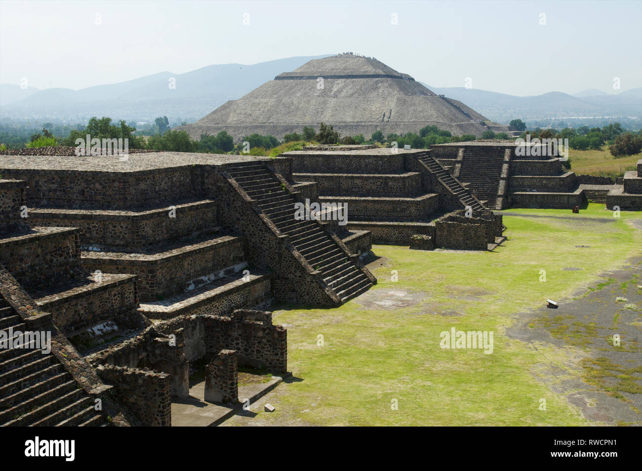 La Piramide del sole e il Viale dei Morti nella distanza visto dalla Piramide della Luna a Teotihuacan nella valle del Messico in Messico Foto Stock