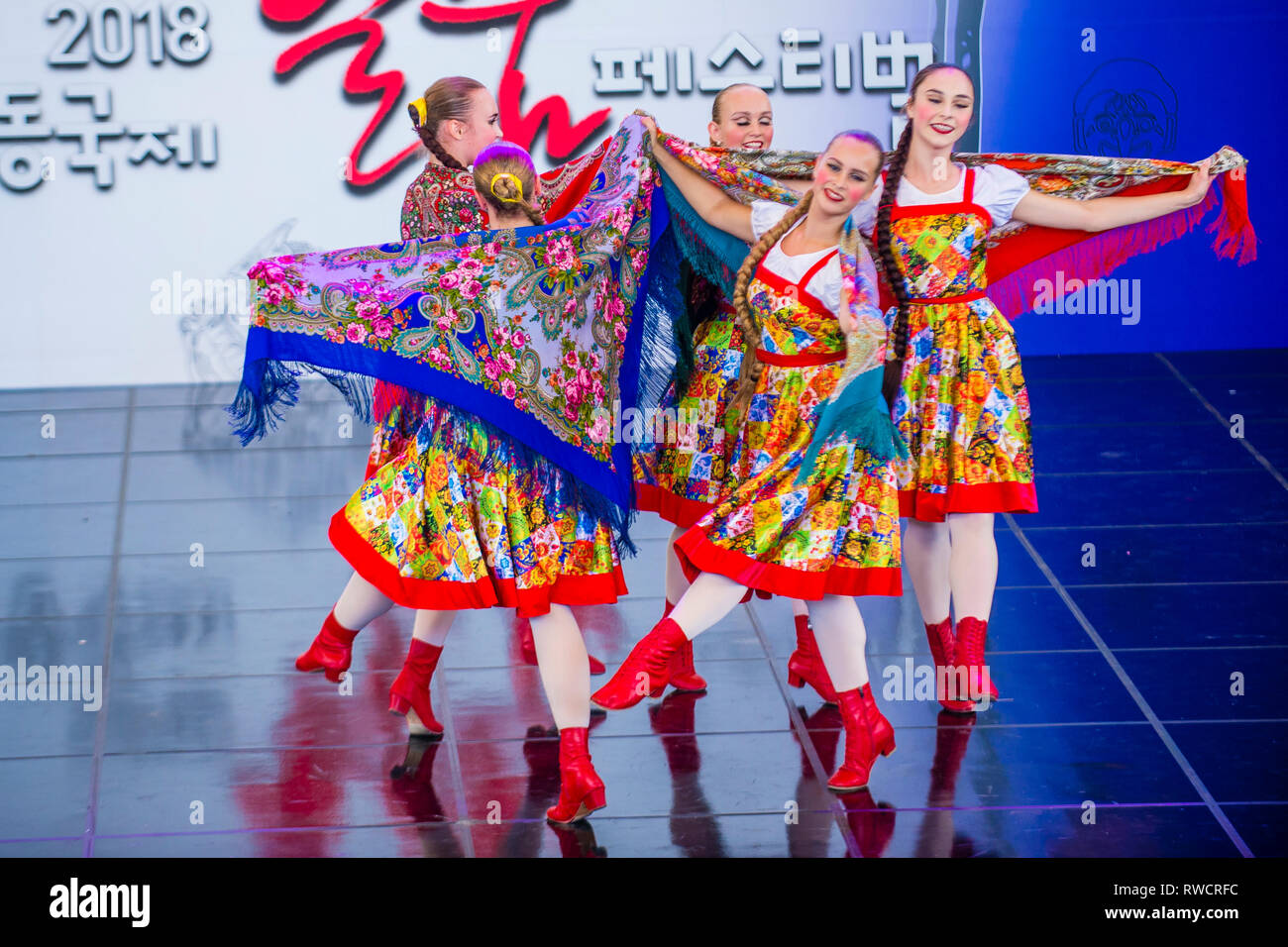 I ballerini Russain dell'Ensemble coreografico di Rovesniki si esibiscono al festival di Maskdance tenutosi ad Andong, Corea del Sud Foto Stock