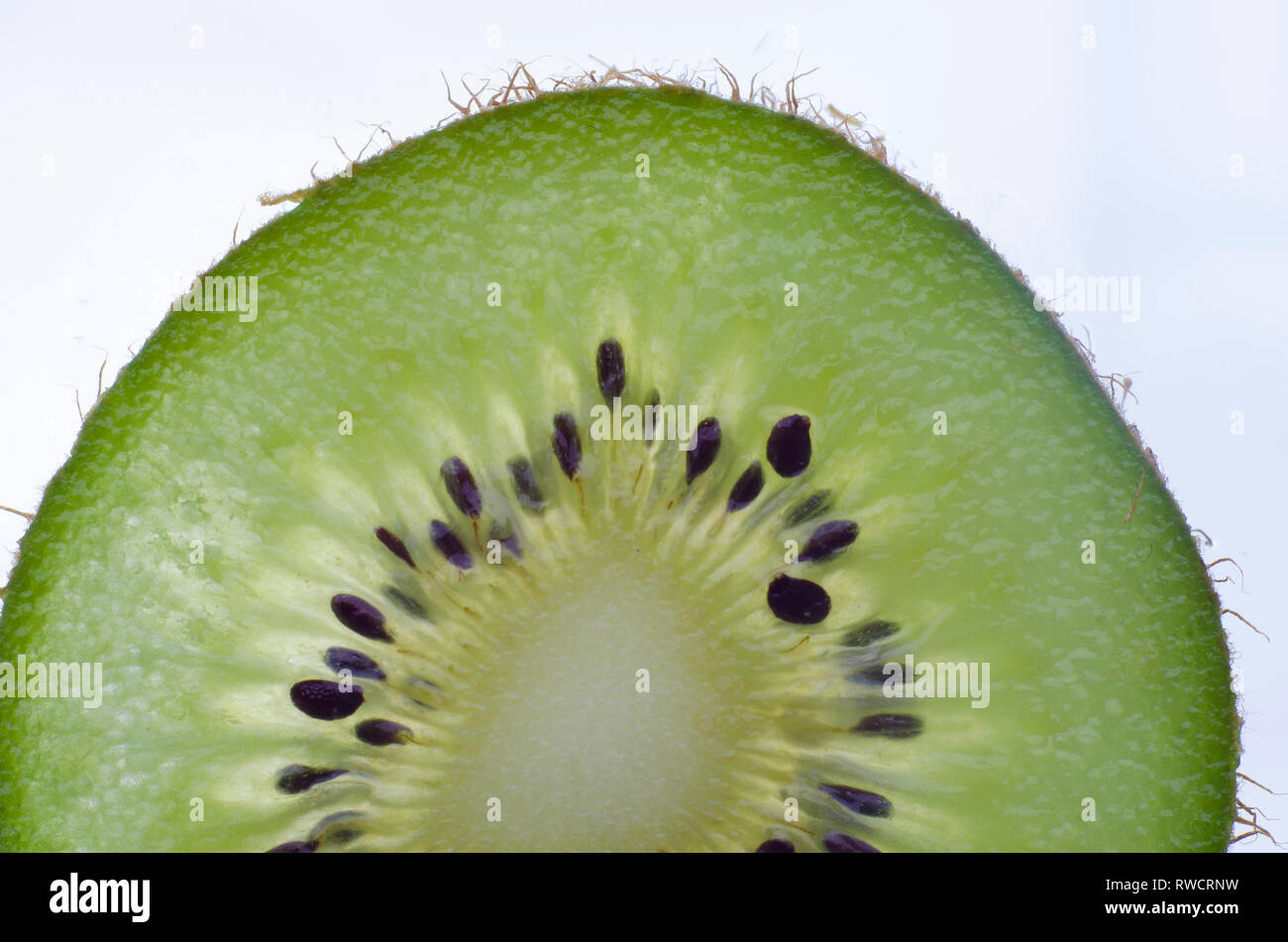 Macro Closeup fetta di kiwi. Grafica di sfondo il concetto di risorse. Foto Stock