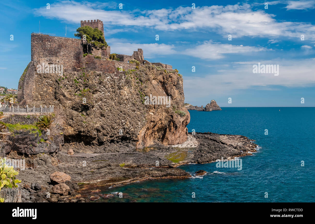 Bellissima vista di Aci Castello affacciato sul mare in una bella giornata di sole, Catania, Sicilia, Italia Foto Stock