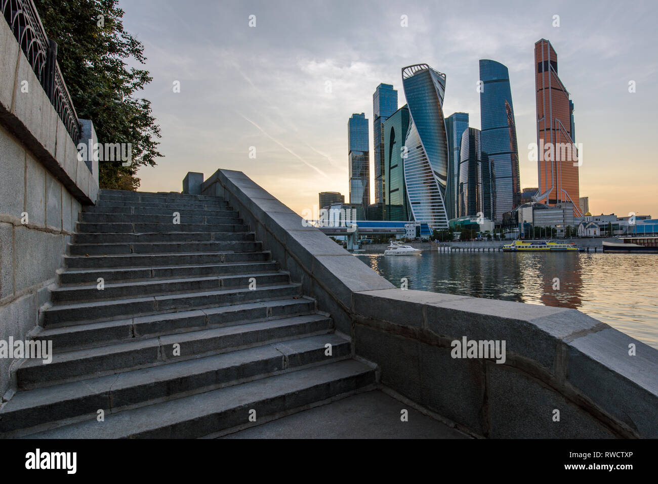 Di sera la città di Mosca grattacieli panorama con la scala Foto Stock