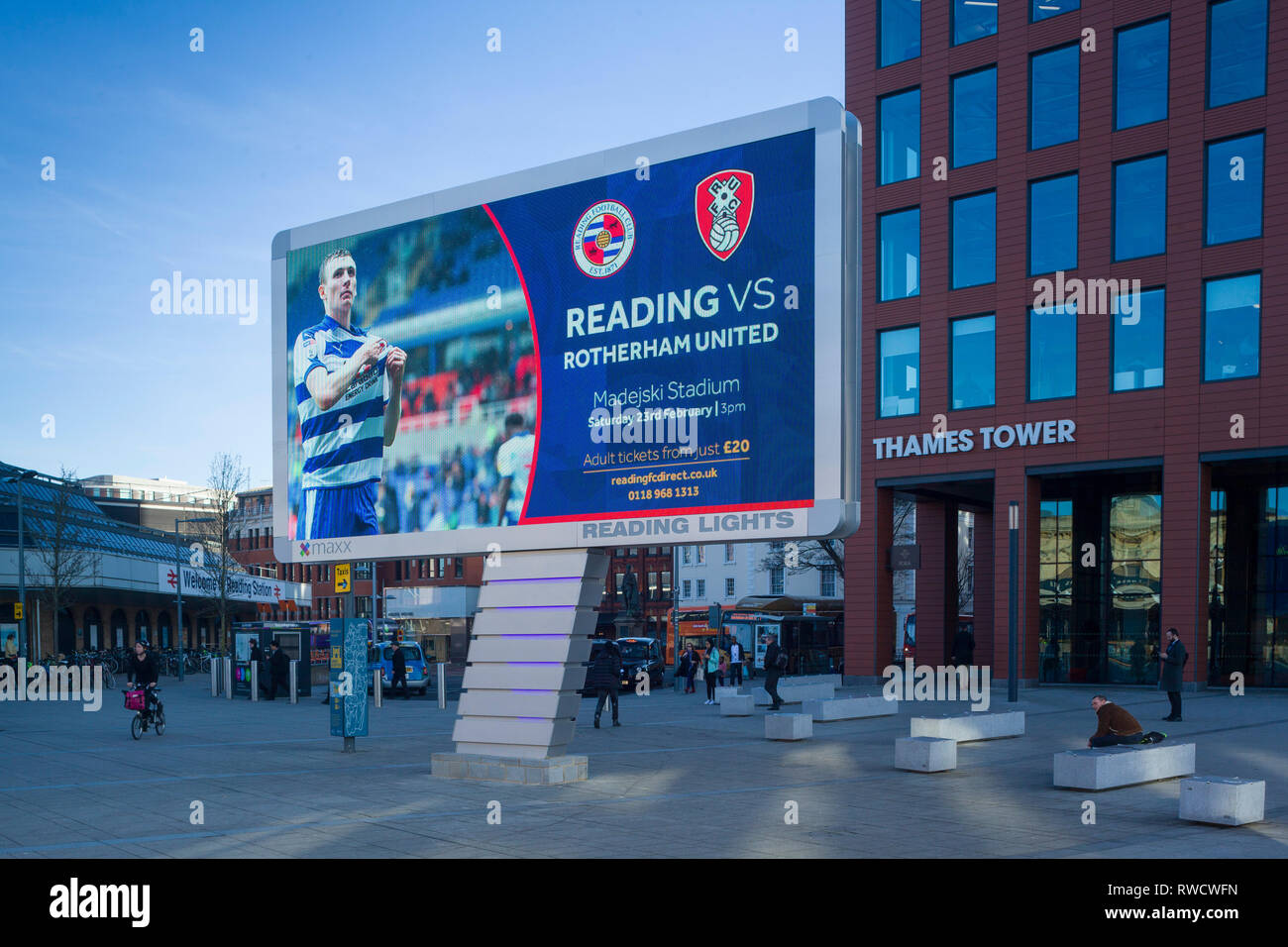 "Luci di lettura", il nuovo gigante LED illuminato affissioni al di fuori della stazione di lettura, Berkshire, qui pubblicità la prossima partita in casa per la lettura di calcio Foto Stock