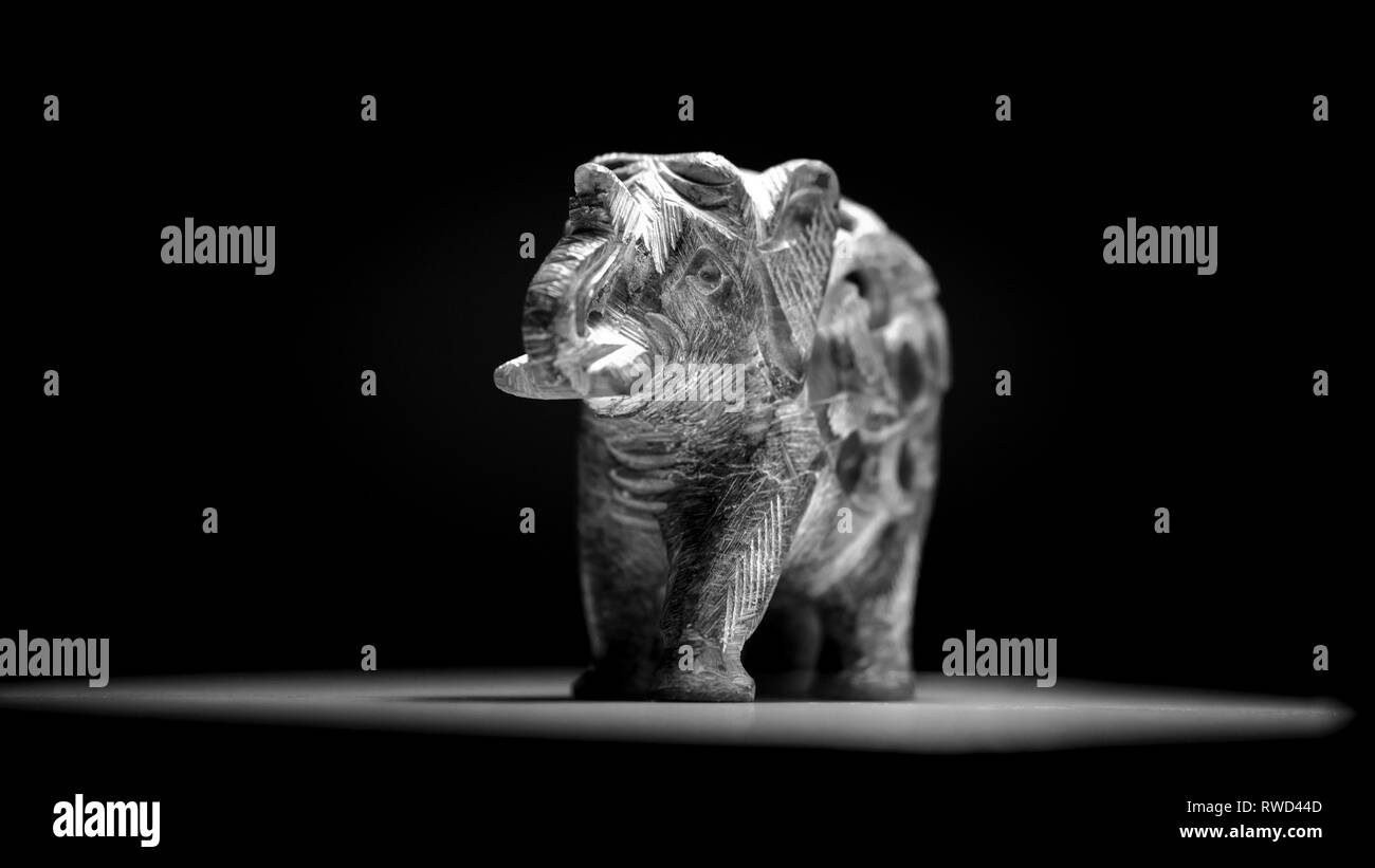Un elefante in pietra in bianco e nero. Foto Stock