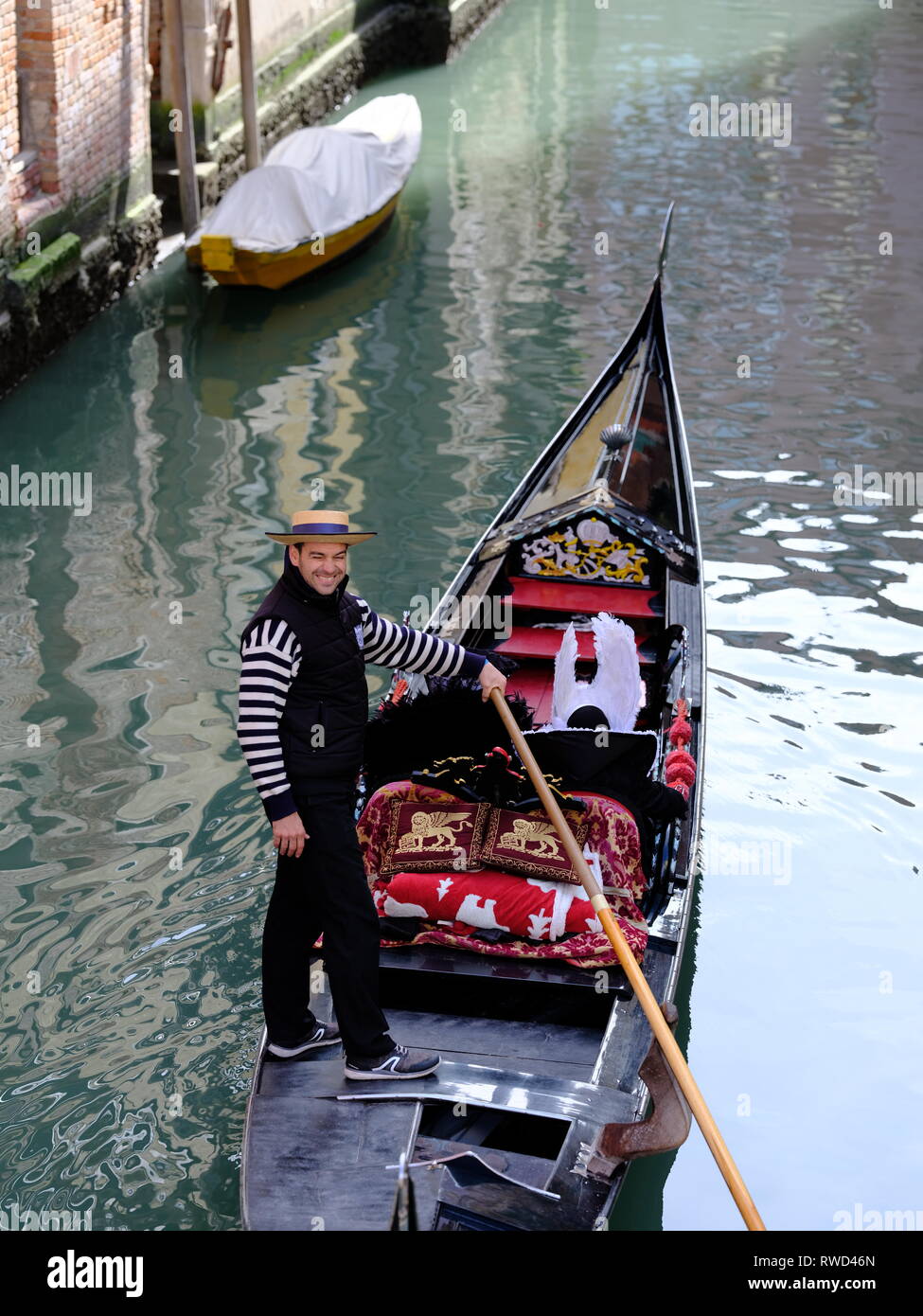 In Gondola sul Canal Grande Venezia Italia dal fondo piatto veneziano barca a remi Foto Stock