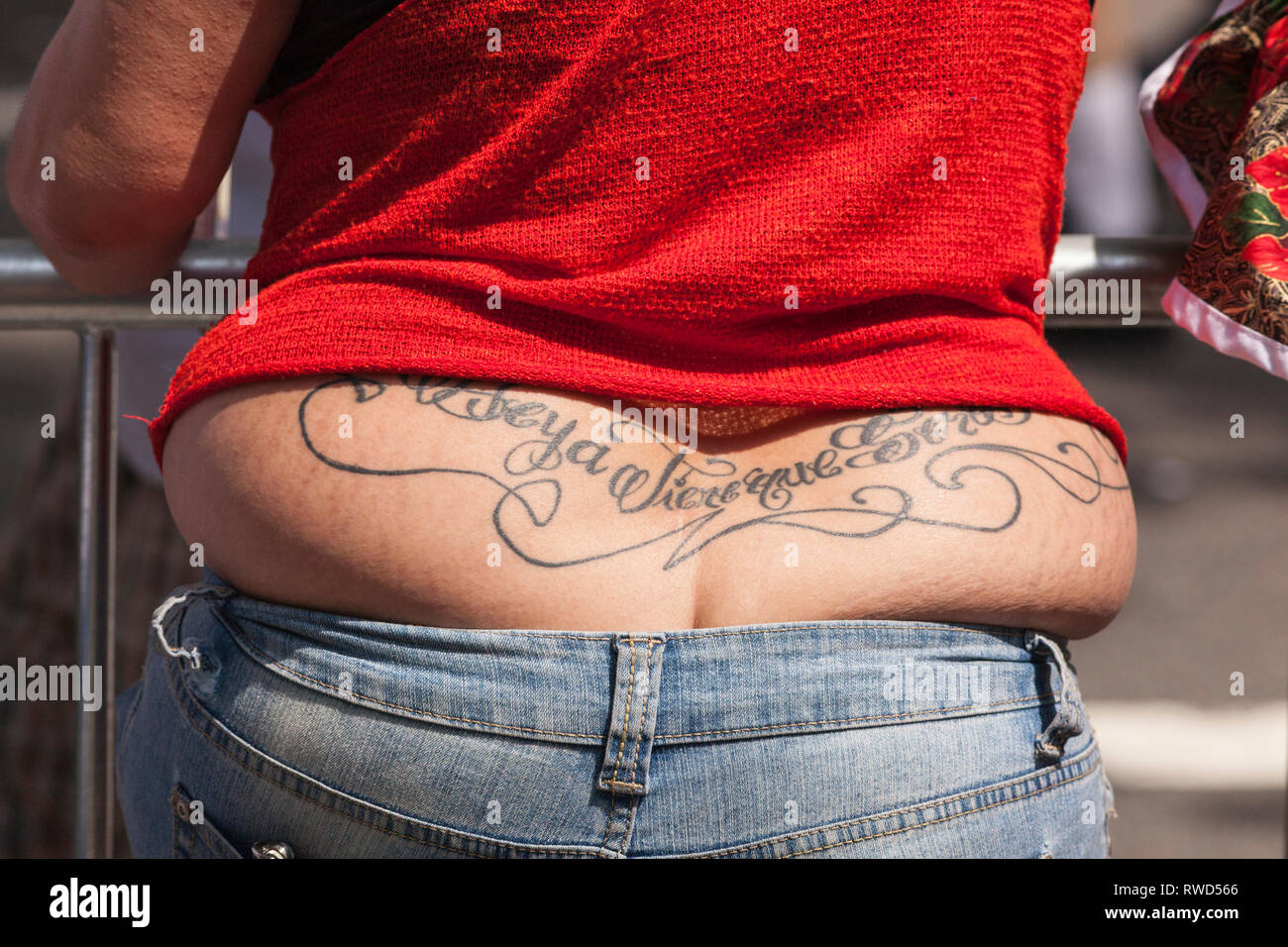 Il grasso si blocca come una donna che indossa la sua jeans stretti alla nazionale di Puerto Rican Day Parade di New York Foto Stock
