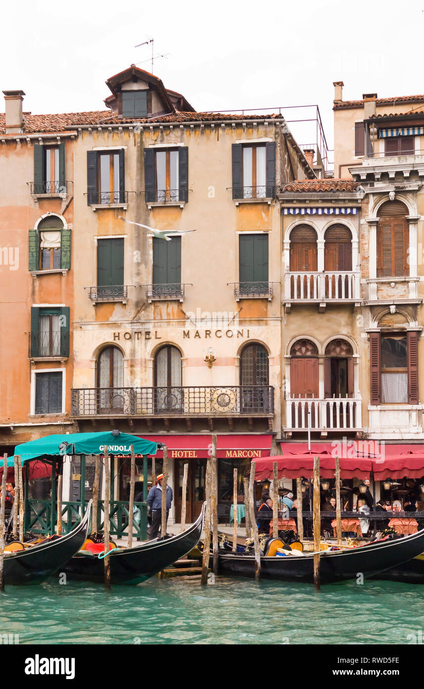 Varie Barche Gondola fuori Macron Hotel Venezia Foto Stock