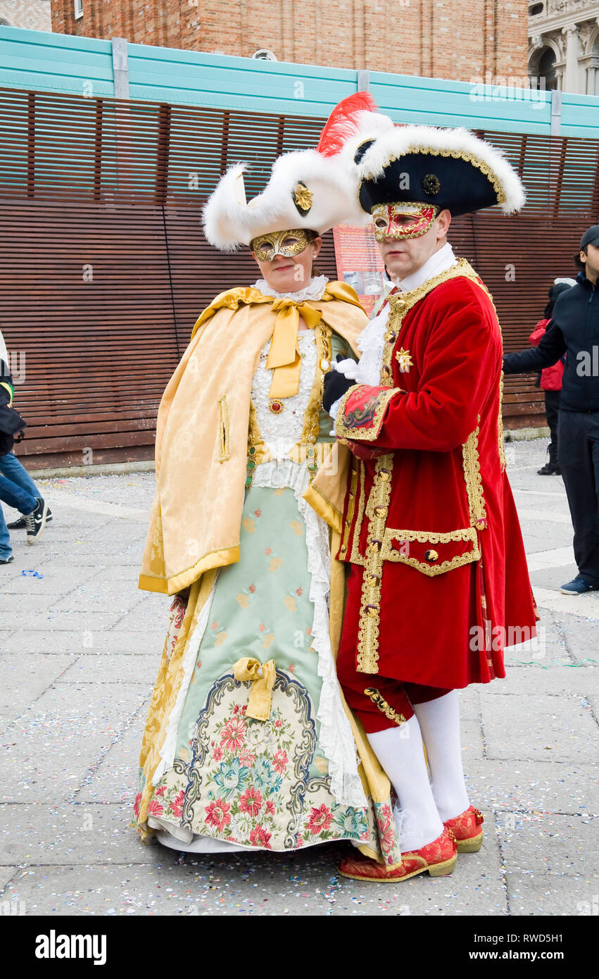 Vestirsi e indossando il costume presso il festival di Venezia, Carnevale in Piazza San Marco Foto Stock