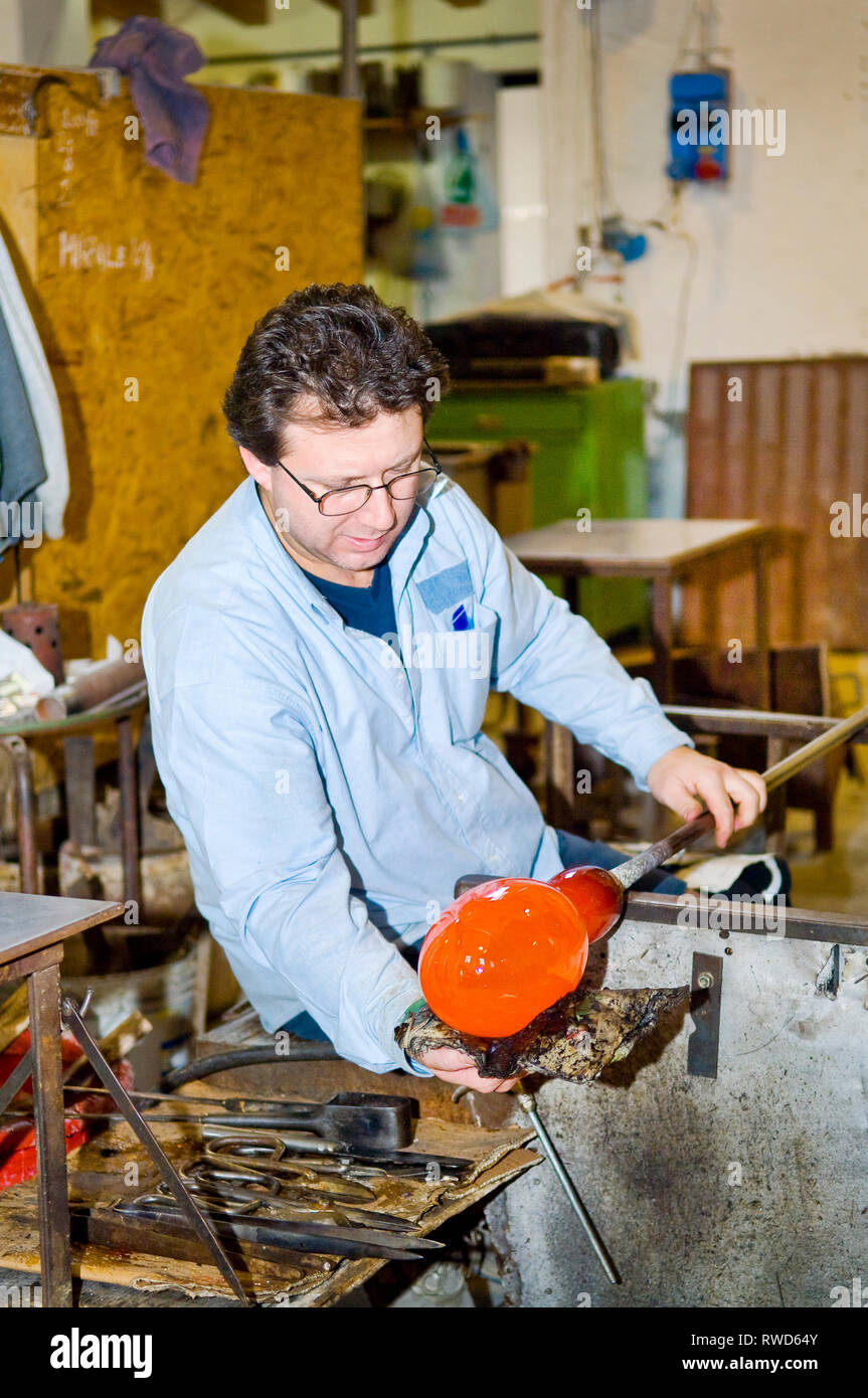 Un veneziano soffiatore di vetro, Murano nel suo laboratorio Foto stock -  Alamy