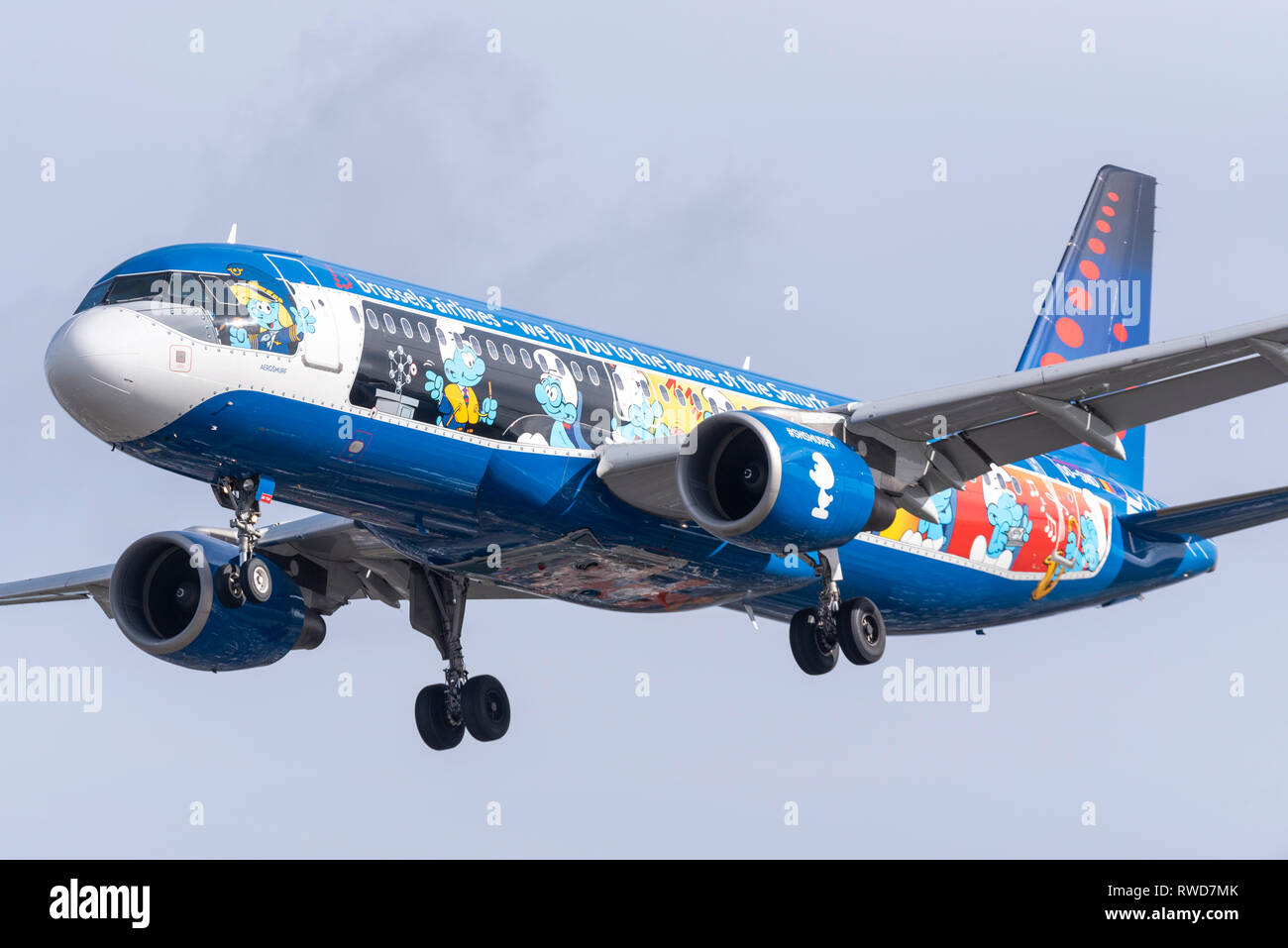 Brussels Airlines Airbus A320 Aerosmurf aereo di linea OO-SND con atterraggio all'aeroporto di Londra Heathrow, Regno Unito. Schema speciale Smurf Foto Stock