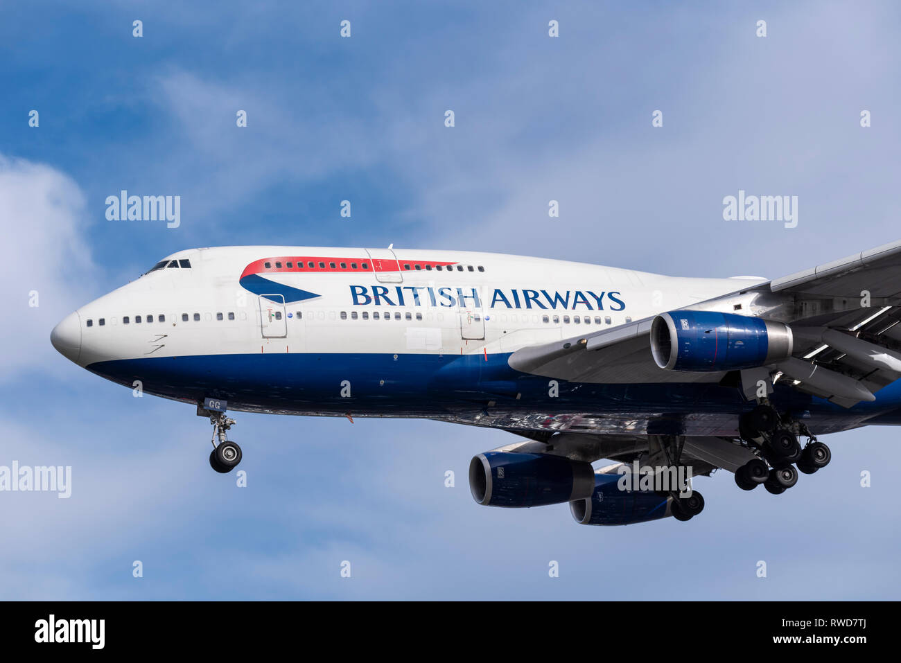 British Airways Boeing 747 Jumbo Jet aereo di linea G-BYGG che atterra all'aeroporto di Londra Heathrow, Regno Unito Foto Stock