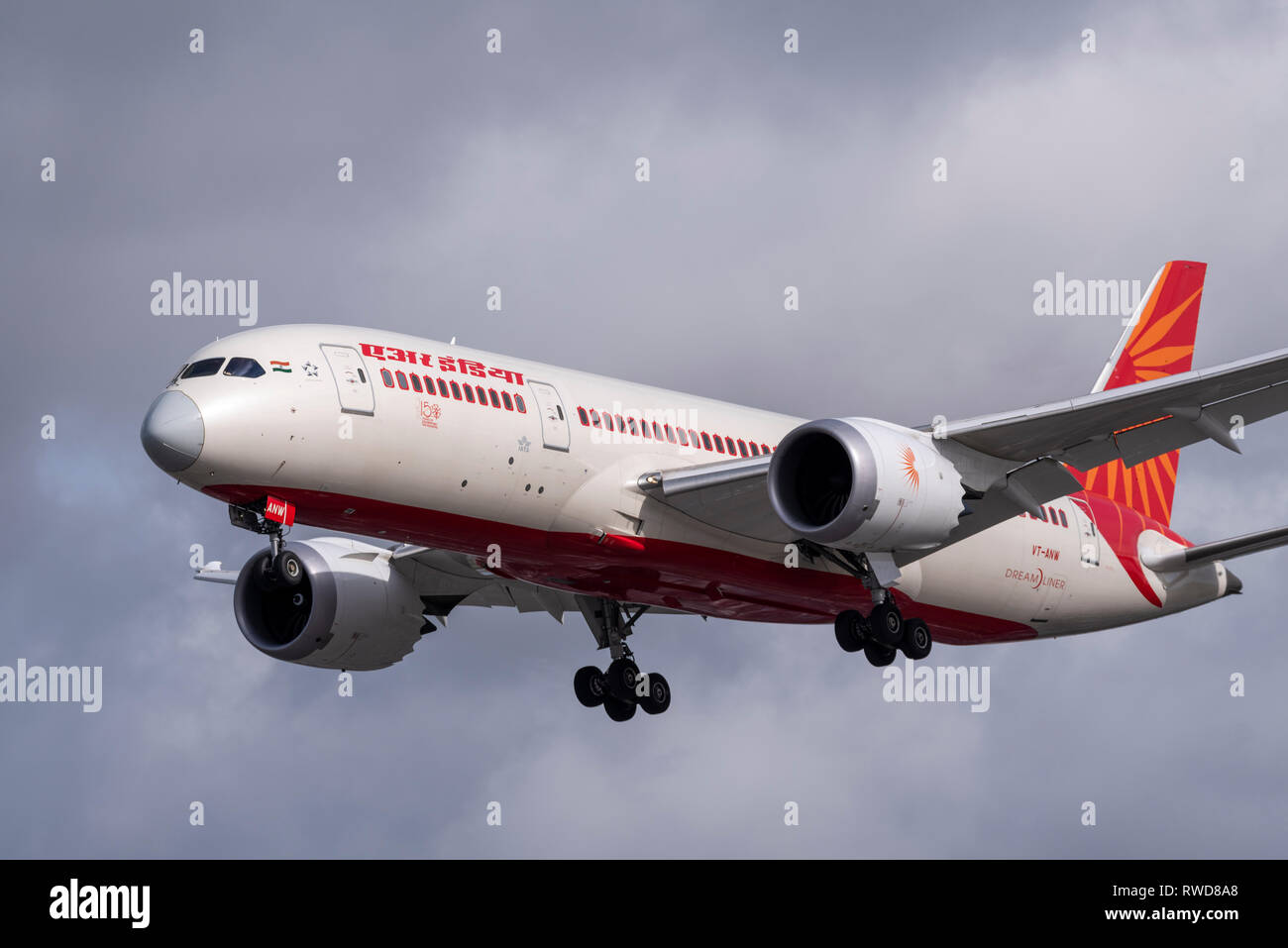 Air India Boeing 787 Dreamliner aereo di linea VT-ANW atterraggio all'aeroporto di Londra Heathrow, Regno Unito Foto Stock
