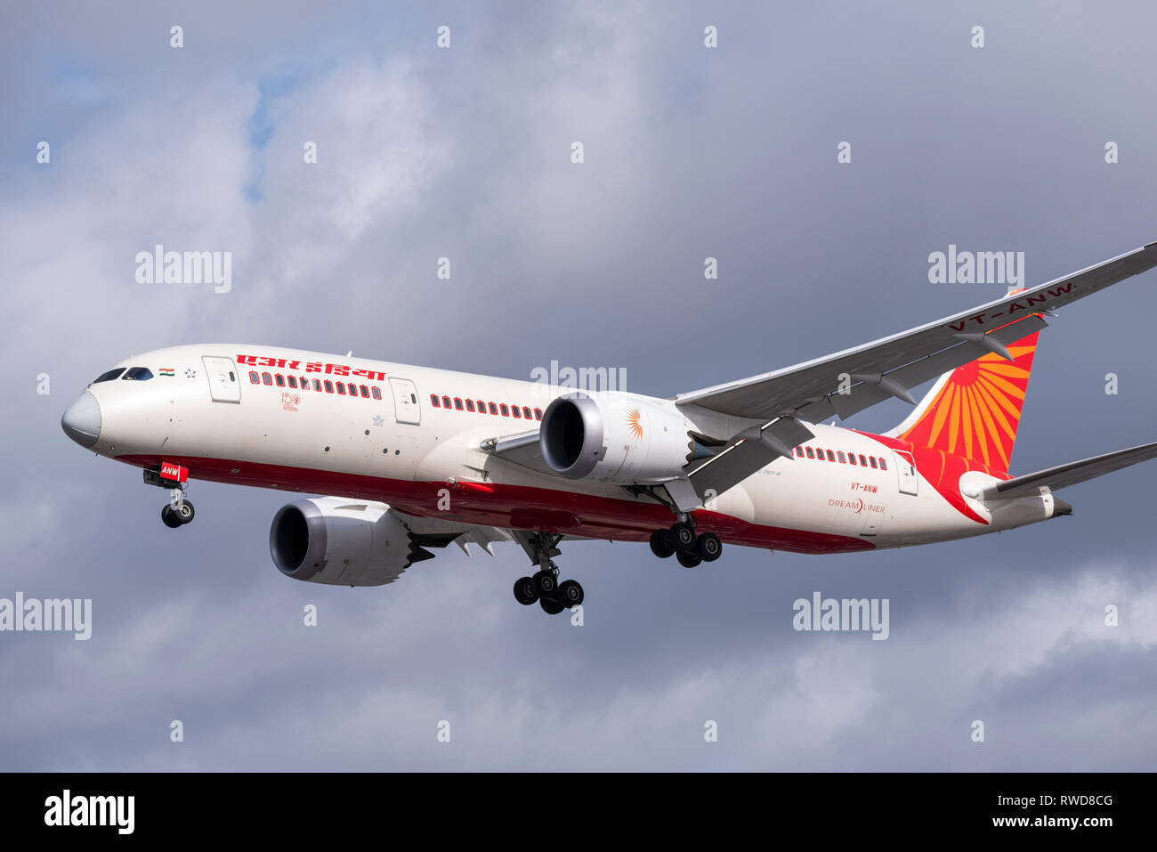 Air India Boeing 787 Dreamliner aereo di linea VT-ANW atterraggio all'aeroporto di Londra Heathrow, Regno Unito Foto Stock