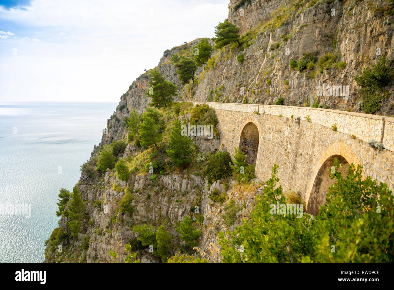 Strada di montagna con vista sul mare vicino a Maratea, Basilicata, Italia Foto Stock