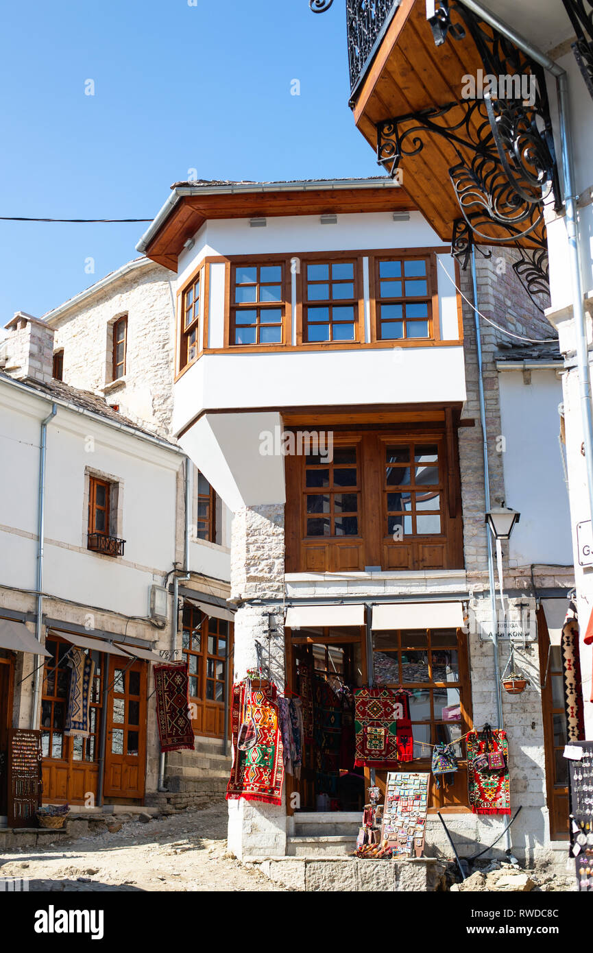 Argirocastro, Albania - Marzo, 2019: Downtown di Argirocastro, un sito Patrimonio Mondiale dell'UNESCO in Albania, Vecchio Bazar ottomano Foto Stock