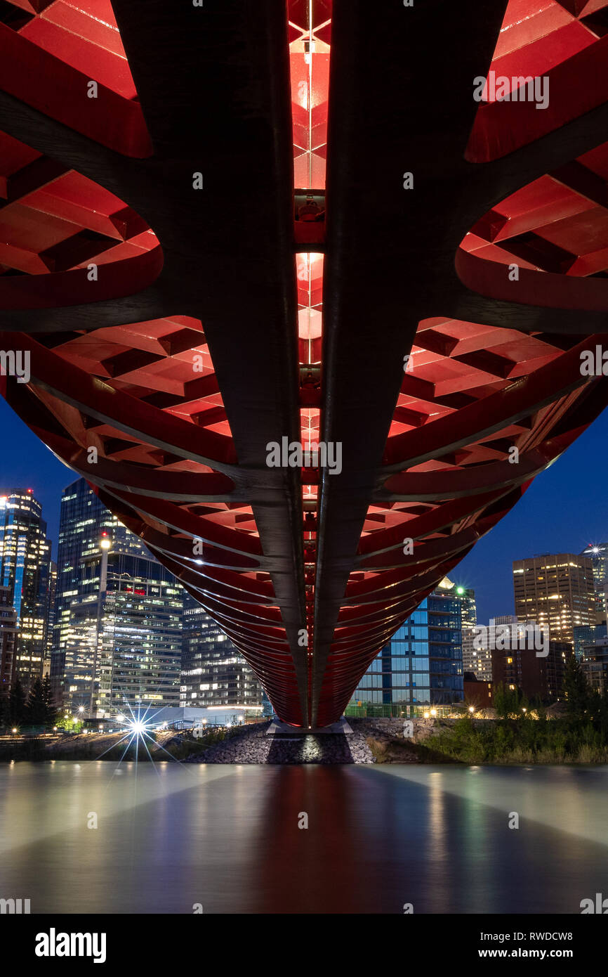 Sotto il ponte di pace a Calgary, AB Canada. Foto Stock