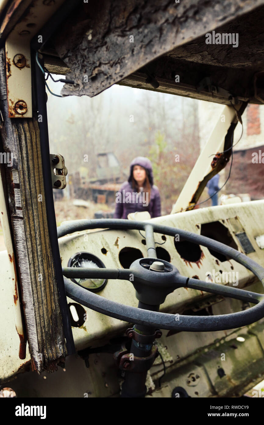 I veicoli a sinistra per decomporre il retro della stazione di polizia all'interno della centrale di Cernobil zona di esclusione Foto Stock