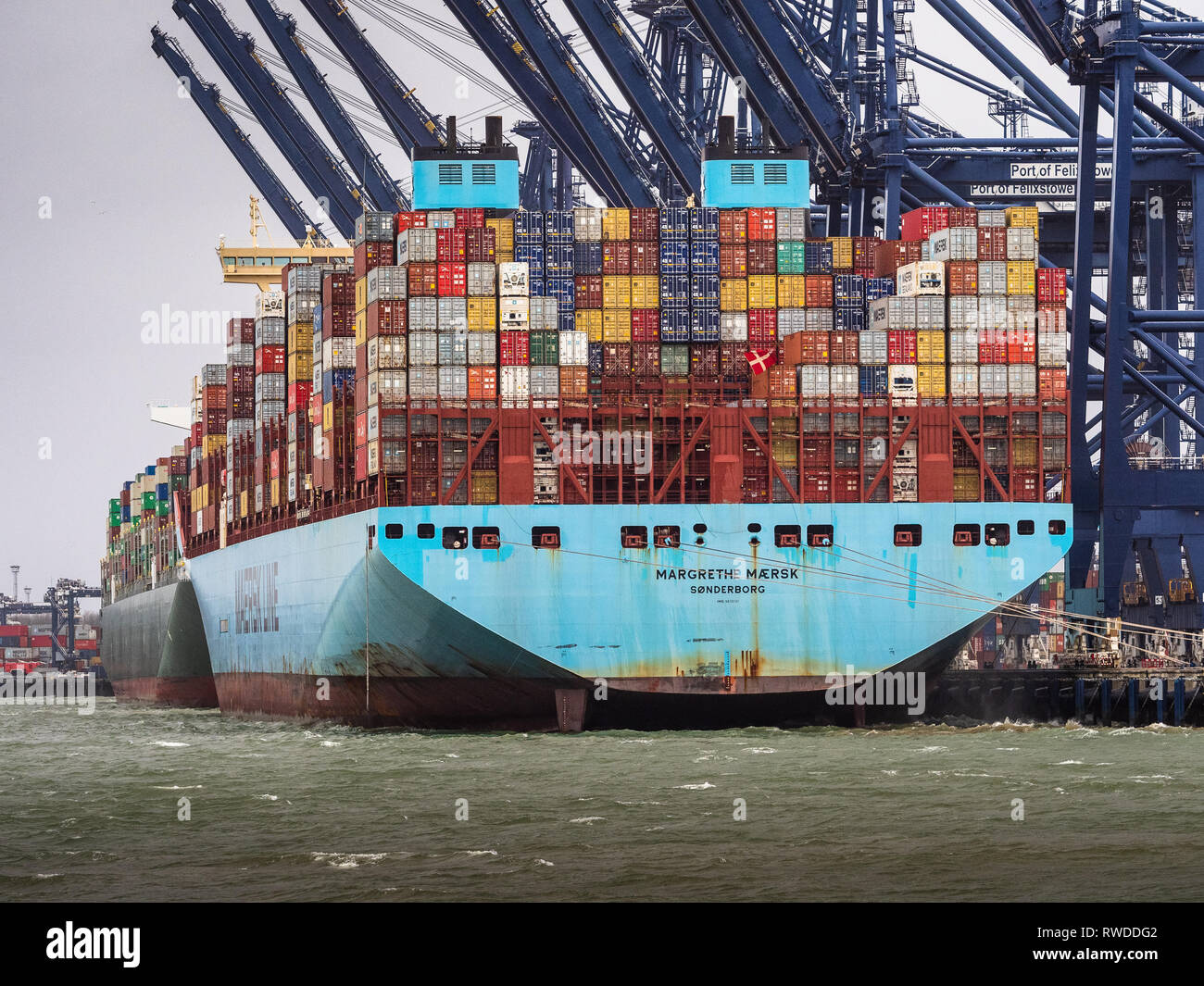 Il commercio internazionale in ritardo - venti forti impedire le operazioni di carico e scarico di container nel porto di Felixstowe Foto Stock