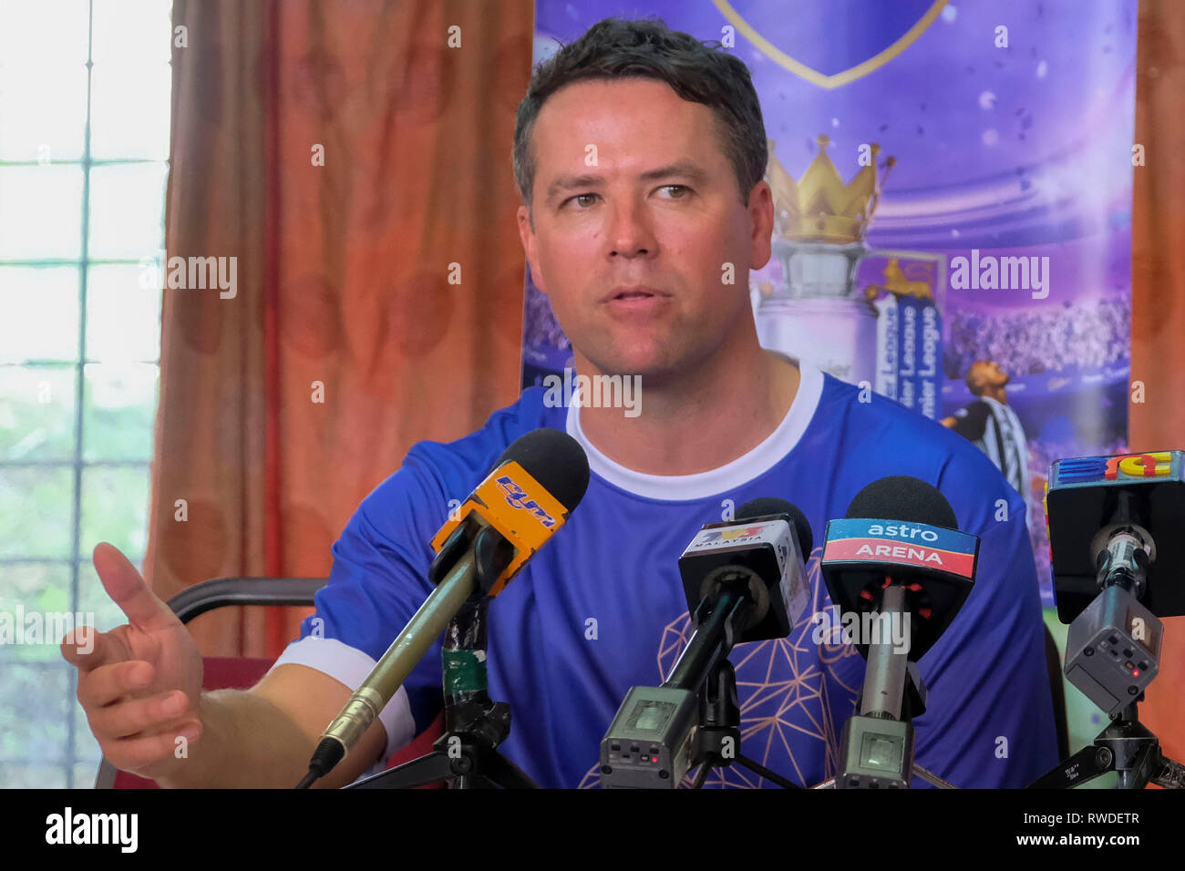 Michael Owen ex Inghilterra stella vista parlando durante una conferenza stampa. Michael Owen ex Inghilterra star del calcio internazionale è stata in Malesia per una visita promozionale e di condividere i suoi suggerimenti e le esperienze con la Selangor U-19 team organizzato dal Cadbury. Foto Stock