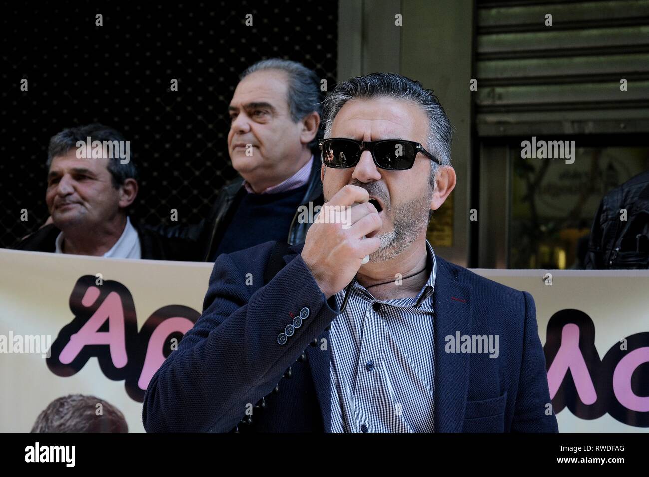 Un manifestante visto cantando slogan durante la protesta. I settori pubblici, i datori di lavoro del governo locale e operatori della sanità pubblica protesta al di fuori del ministero delle Finanze per la domanda di ri-assegnazione di uno stipendio di Natale, Pasqua a metà stipendio e mezza indennità salariali. Foto Stock