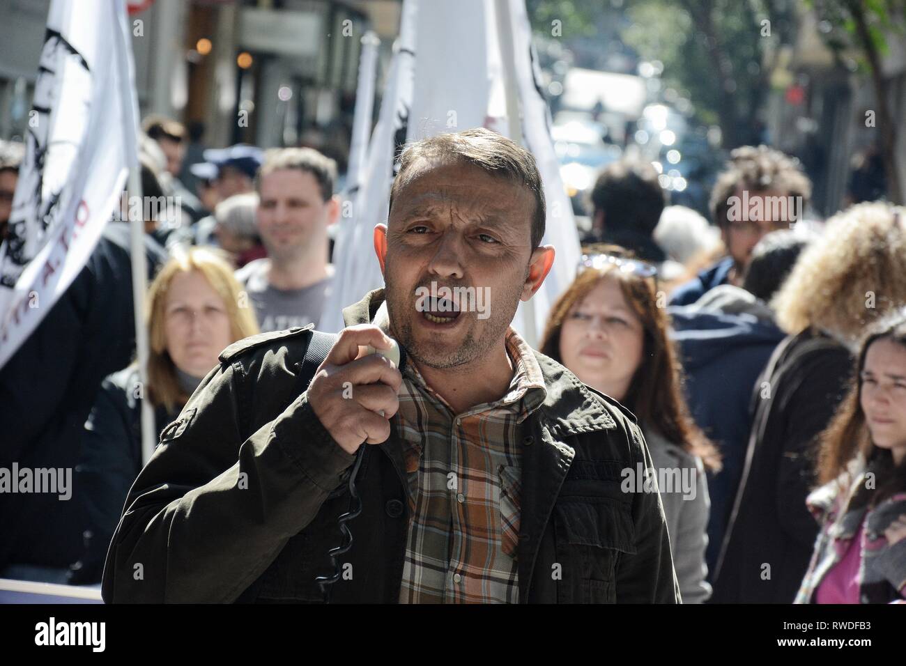 Un manifestante visto cantando slogan durante la protesta. I settori pubblici, i datori di lavoro del governo locale e operatori della sanità pubblica protesta al di fuori del ministero delle Finanze per la domanda di ri-assegnazione di uno stipendio di Natale, Pasqua a metà stipendio e mezza indennità salariali. Foto Stock