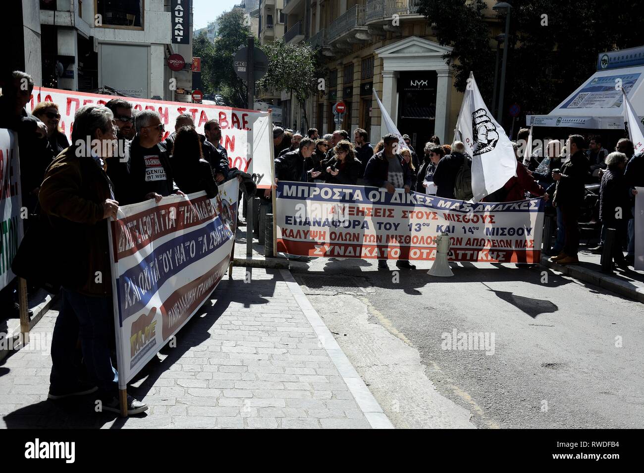 I dimostranti sono visti i banner di contenimento durante la protesta. I settori pubblici, i datori di lavoro del governo locale e operatori della sanità pubblica protesta al di fuori del ministero delle Finanze per la domanda di ri-assegnazione di uno stipendio di Natale, Pasqua a metà stipendio e mezza indennità salariali. Foto Stock