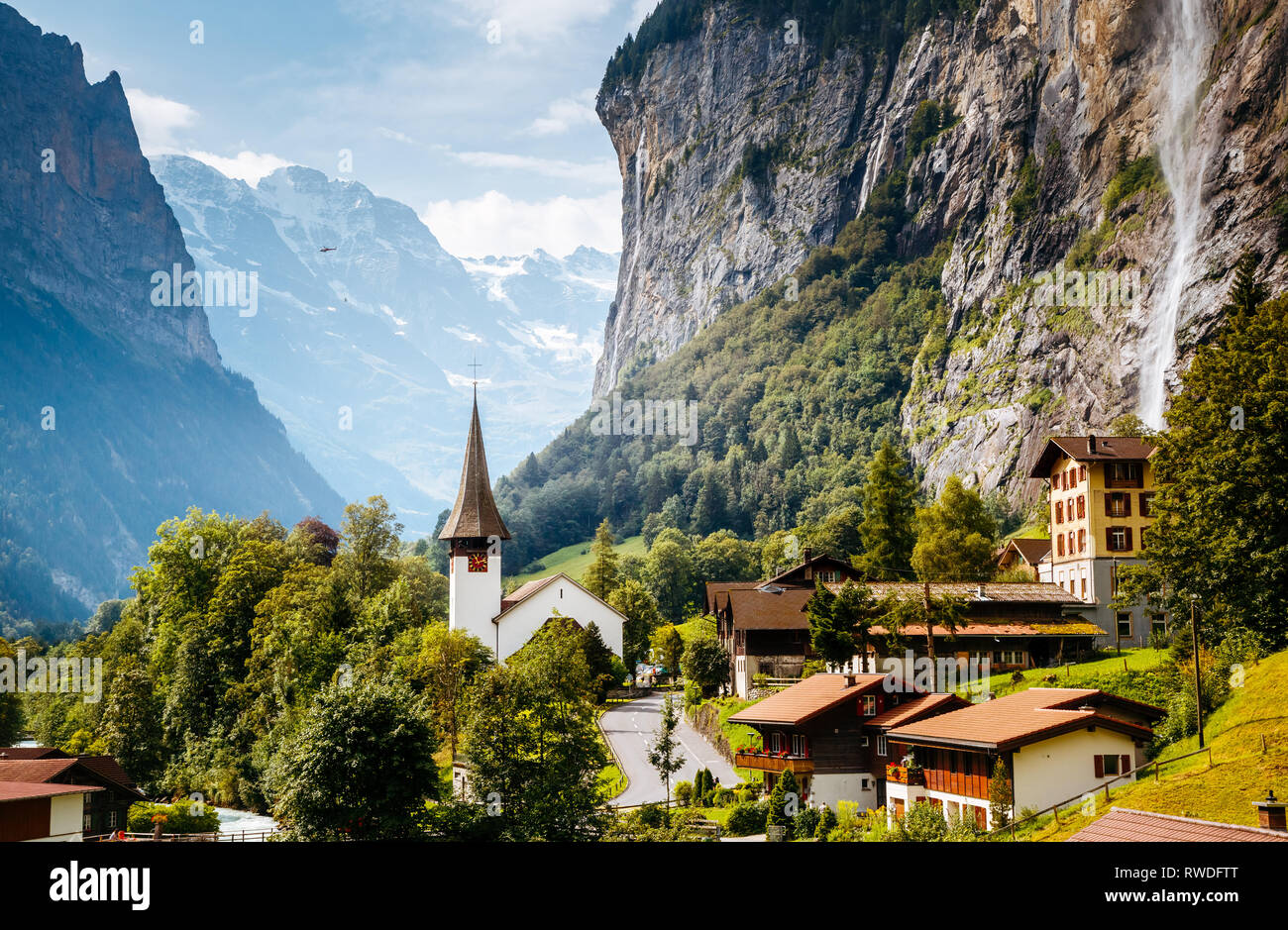 Ottima vista del villaggio alpino incandescente dalla luce del sole. Il pittoresco e una stupenda scena. Popolare attrazione turistica. Ubicazione Posto alpi svizzere, Lauterbrunnen Foto Stock