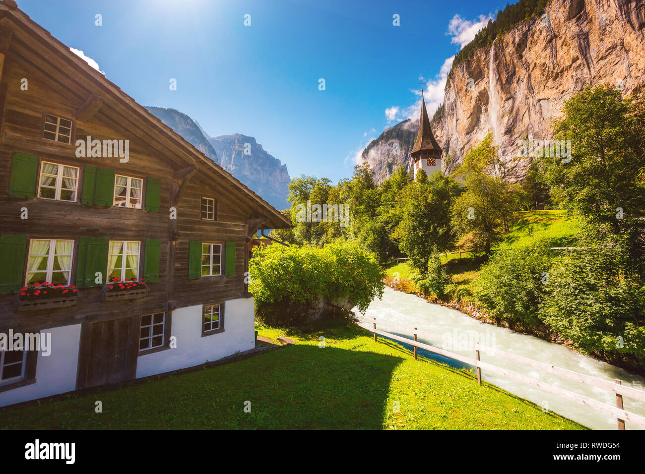Ottima vista del villaggio alpino incandescente dalla luce del sole. Il pittoresco e una stupenda scena. Popolare attrazione turistica. Ubicazione Posto alpi svizzere, Lauterbrunnen Foto Stock