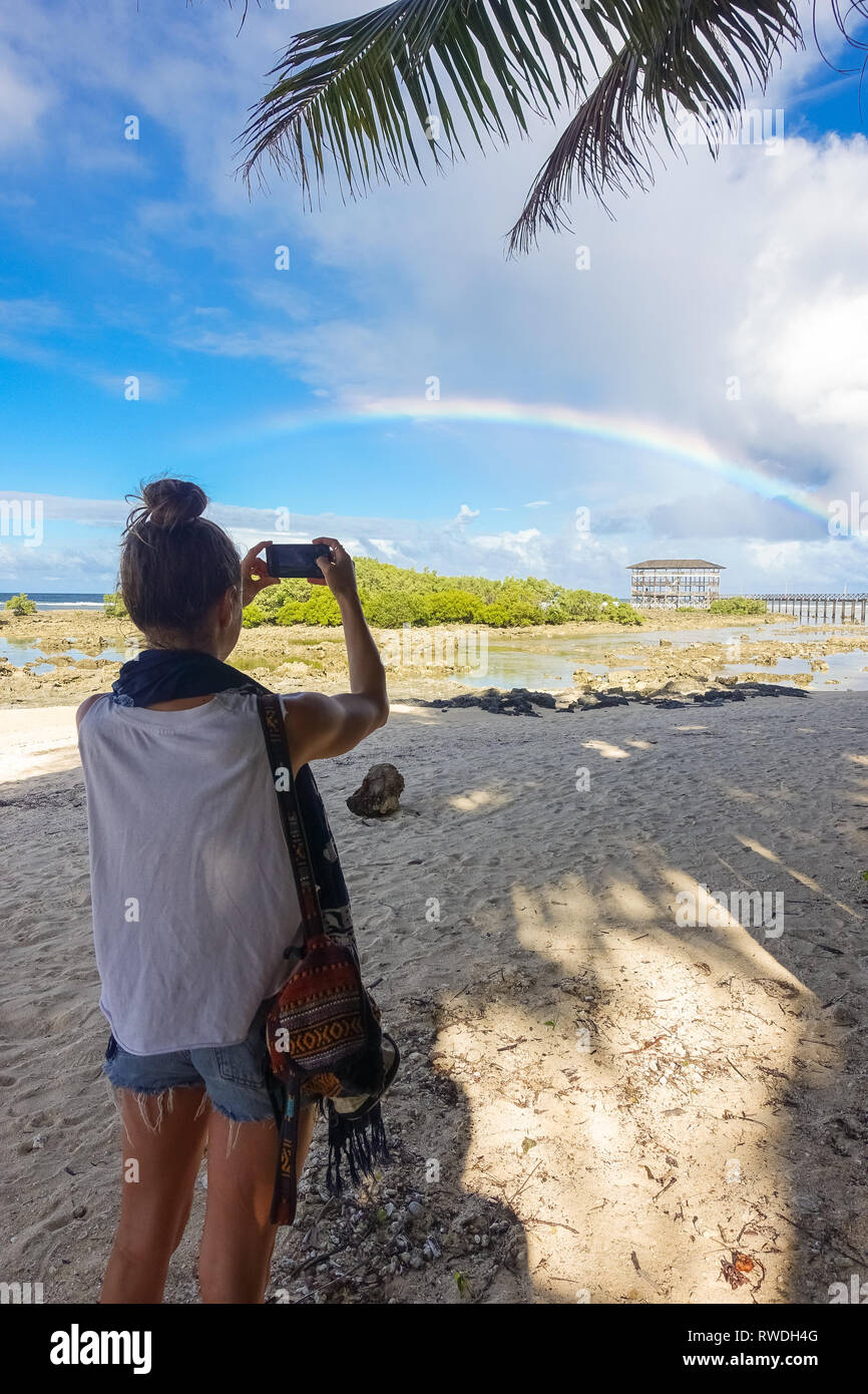 I turisti stranieri prendendo le foto delle vacanze di Rainbow e Boardwalk - Siargao, Filippine Foto Stock