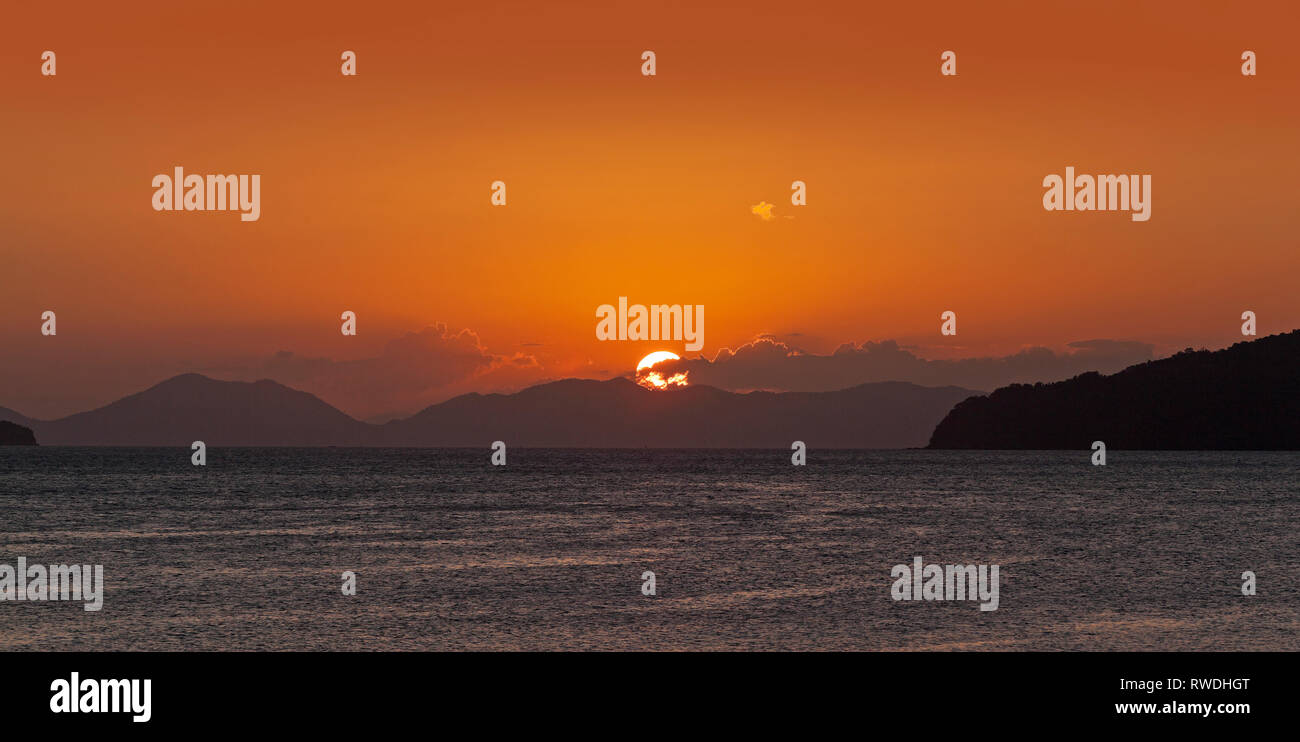 Tramonto sul Mar delle Andamane, Thailandia Foto Stock