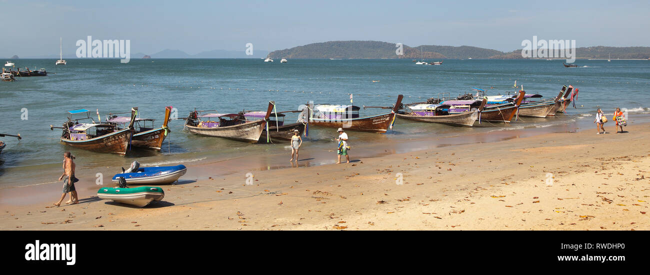 Lunga coda di barche per island hopping, Aonang, Krabi, Thailandia, sole di mattina, barche in attesa per il noleggio per le isole Foto Stock