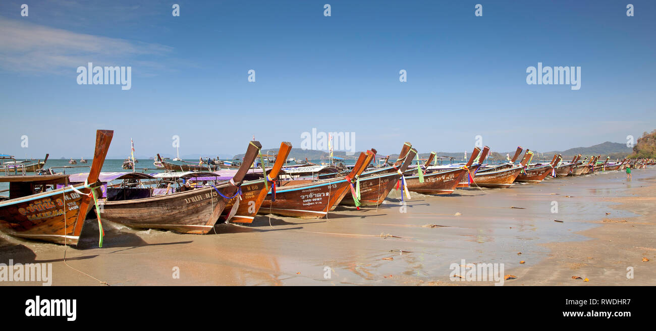 Lunga coda di barche per island hopping, Aonang, Krabi, Thailandia, sole di mattina, barche in attesa per il noleggio per le isole Foto Stock