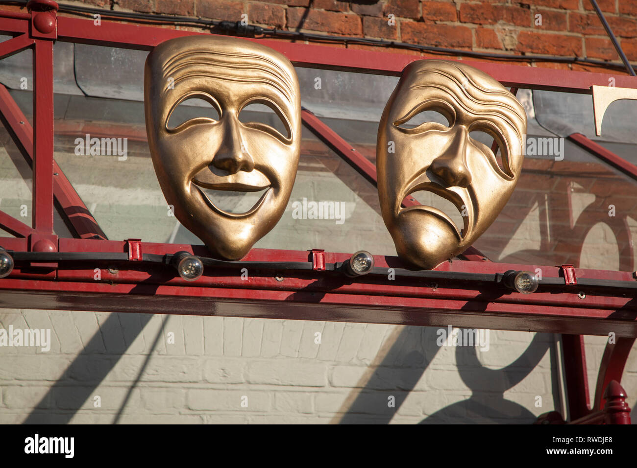 La commedia e la tragedia maschere noto anche come il calzino e buskin al di fuori del Teatro Kenton a Henley-on-Thames, Oxfordshire. Foto Stock