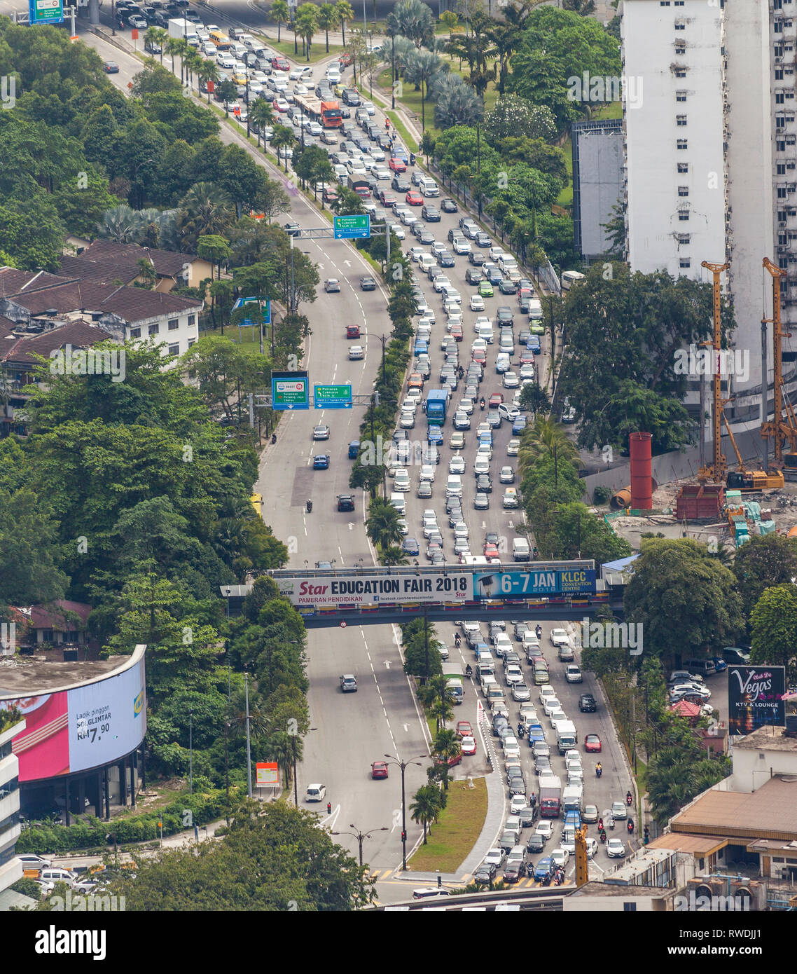 Vista aerea di intenso traffico stradale, Kuala Lumpur, Malesia Foto Stock