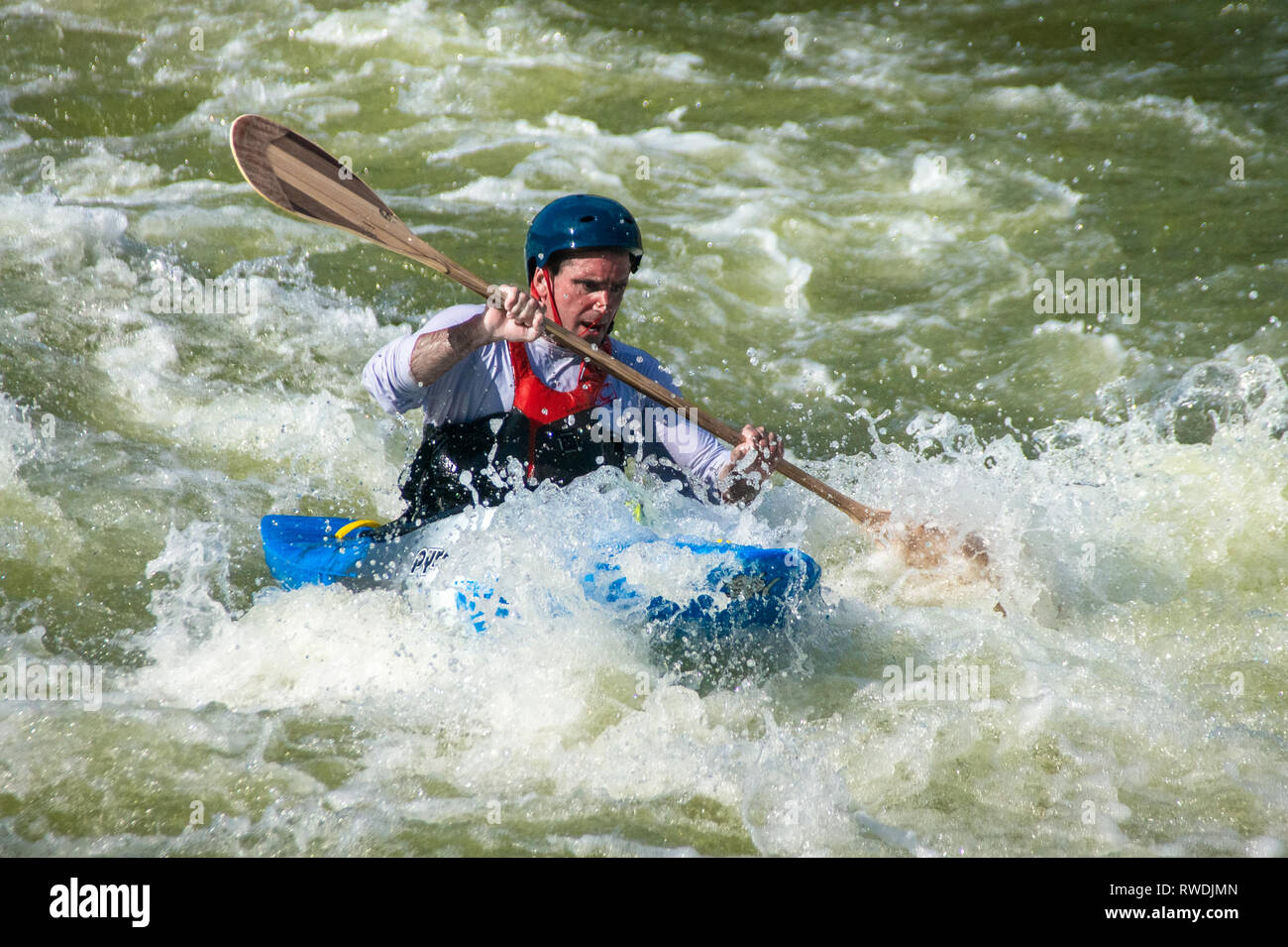 Kayaker Closeup, Paddling in Rapids a Great Falls National Park, Virginia Foto Stock