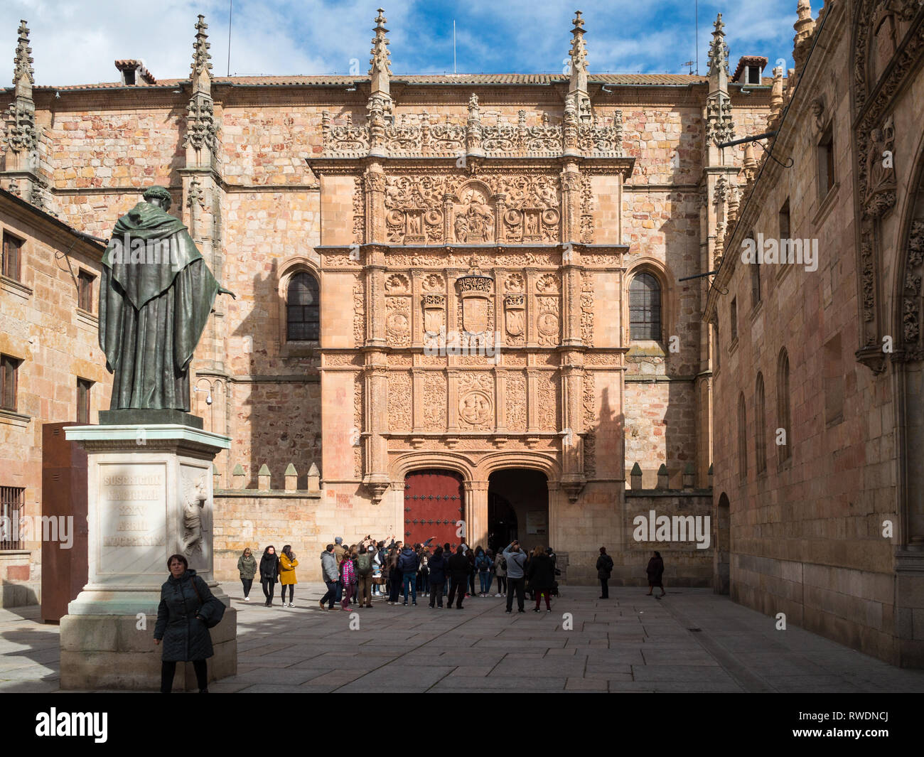 Monumento a Fray Luis de Leon nella piazza di fronte alla porta di ingresso per la Esculeas Mayores dell Università di Salamanca Foto Stock