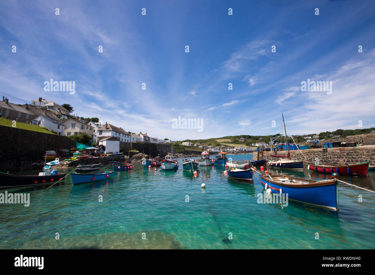 COVERACK, Cornwall, Regno Unito - 23 giugno 2018. Una vista del paesaggio dell'inglese popolare destinazione turistica di Coverack, UK con piccole barche da pesca ormeggiate in Foto Stock